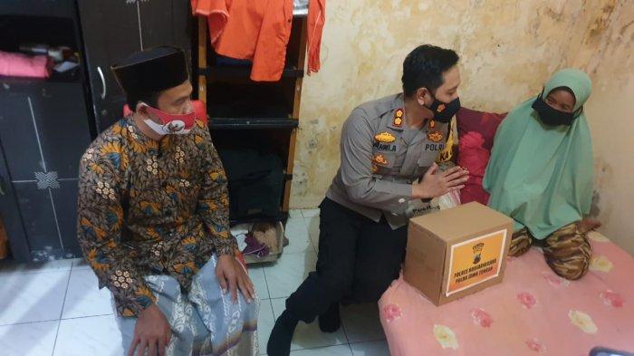 Kapolres Banjarnegara saat menyerahkan bantuan kepada RT, nenek yang diduga mencopet di Pasar Mandiraja, Selasa (2/2/2021)