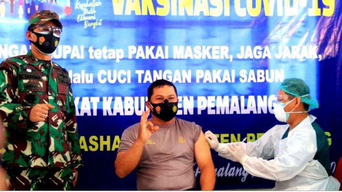 Kapolres Pemalang AKBP Ronny Tri Prasetyo Nugroho saat mengikuti vaksinasi yang digelar di RSUD Dr Ashari Pemalang, Senin (25/1/2021).