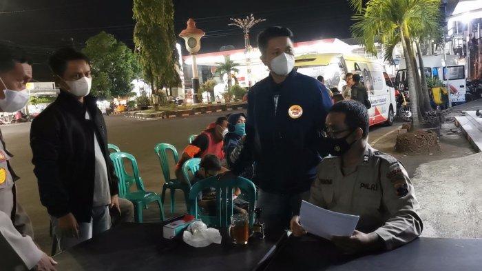 Kapolres Pemalang AKBP Ari Wibowo saat memantau pelaksanaan vaksinasi pada malam hari di Pos lalu lintas Alun-alun Pemalang.