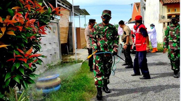 Kapolres Pemalang AKBP Ronny Tri Prasetyo Nugroho, bersama Dandim 0711 Pemalang Letkol Inf Irvan Christian Tarigan, memimpin penyemprotan disinfektan di wilayah Bojongbata, Kecamatan Pemalang, Kamis (11/2/2021).