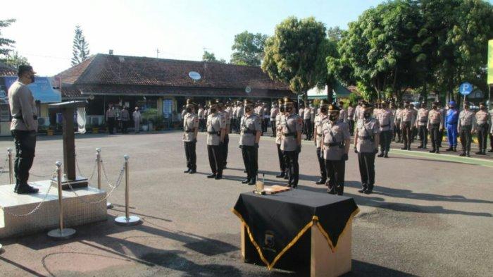 Kepala Kepolisian Resor Tegal, AKBP Muhammad Iqbal Simatupang, saat memimpin secara langsung upacara Serah Terima Jabatan (Sertijab) Kasat dan Kapolsek di halaman Mapolres, Rabu (31/3/2021).