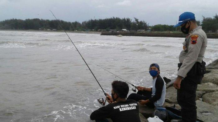 Kasat Polair Polres Tegal, AKP Siswanto, saat sedang melakukan pantauan di area Pantai Munjung Agung atau Pantai Larangan Indah, Kecamatan Kramat, Kabupaten Tegal, Rabu (20/1/2021).