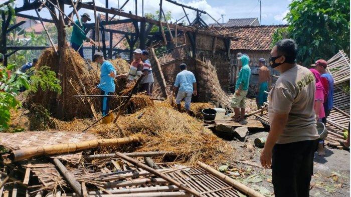 Kebakaran melanda sebuah rumah dan gudang jerami di Desa Sumberejo, Kecamatan Jaken, Pati, Kamis (24/12/2020) siang.