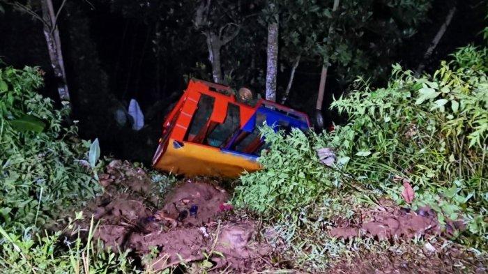 Kondisi odong-odong pembawa rombongan pengantin masih berada tepian jurang yang ada di wilayah Dukuh Sipule, Desa Kluwih Kecamatan Bandar, Kabupaten Batang, Jumat (18/12/2020) malam.