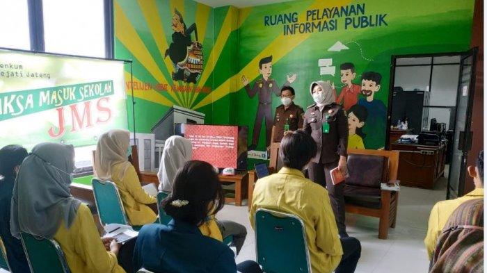 Jaksa Kejati Jawa Tengah memberikan pemaparan tentang hukum kepada para mahasiswa dalam program Jaksa Masuk Kampus (JMK), Selasa (23/2/2021).