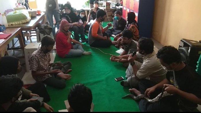 Komunitas Satwa Eksotik Semarang memberikan edukasi kepada para difabel terkait hewan reptil di Roemah Difabel Semarang, Sabtu (24/10/2020).