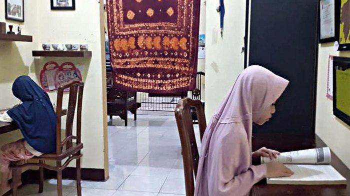 Anak-anak Dr Tuswadi meluangkan waktu untuk belajar di rumah.