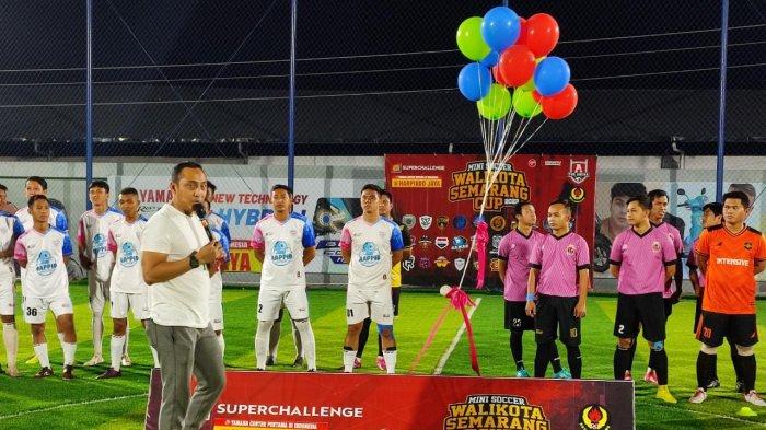 Ketua Umum KONI Kota Semarang Arnaz Agung Andrarasmara (baju putih) membuka Mini Soccer Wali Kota Semarang Cup 2022 di The Arena Futsal, Sabtu (9/4/2022) malam.