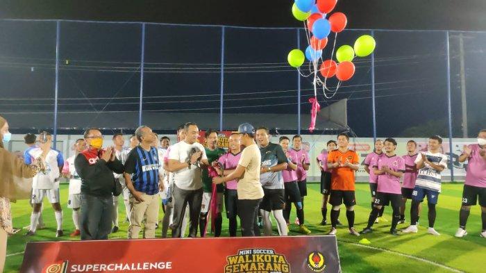 Ketua Umum KONI Kota Semarang Arnaz Agung Andrarasmara (baju putih) didampingi ketua Siwo Jateng Erwin Ardian (jersey Inter Milan) membuka acara Mini Soccer Wali Kota Semarang Cup 2022 di The Arena Futsal, Sabtu (9/4/2022) malam.