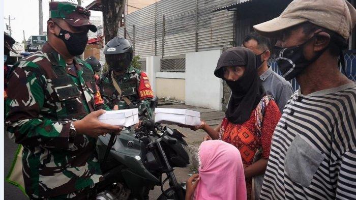 Komandan Kodim Pekalongan Letkol Czi Hamonangan Lumban Toruan saat membagikan nasi kotak dan masker untuk masyarakat yang kurang mampu.