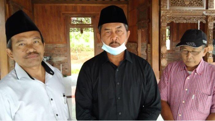 Kompol Sukiyono kemeja hitam bersama Pengasuh Pondok Pesantren Al-Hikmah Nurul Ilmi, KH Abidin Ibnurus kemeja putih jabarkan rencana pondok pesantrennya.