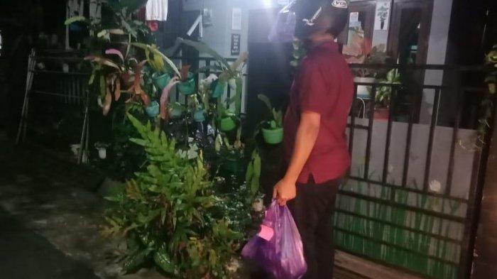 Anggota Omah Tani Batang dan Kampung Hijrah saat mengantar makanan ke rumah salah satu masyarakat yang melakukan isoman.