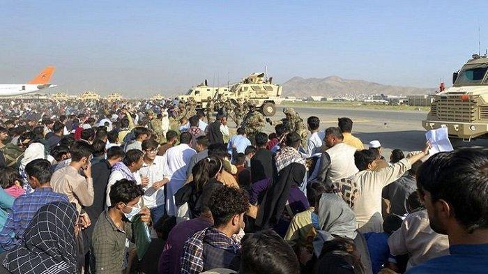 Kondisi Afganistan setelah dikuasai Taliban. Foto dok. Tentara AS berjaga di sepanjang perimeter di bandara internasional di Kabul, Afghanistan, Senin, 16 Agustus 2021.