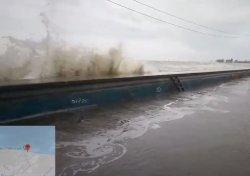 Waspada, Gelombang Tinggi di Pekalongan, Air Laut Melimpas hingga ke Jalan