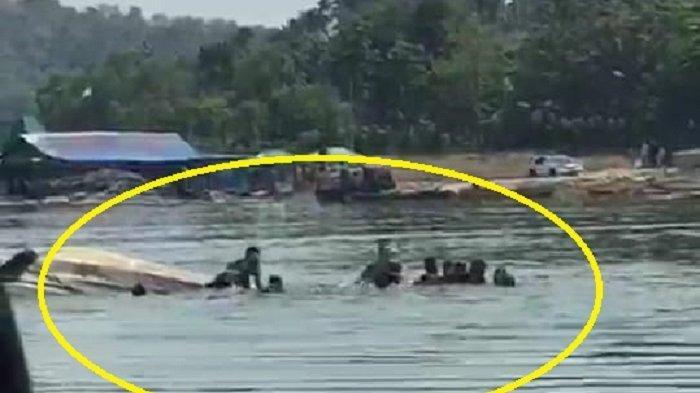 Kondisi perahu berisi wisatawan yang terbalik di Waduk Kedung Ombo di Dukuh Bulu, Desa Wonoharjo, Kecamatan Kemusu, Kabupaten Boyolali, Sabtu (15/5/2021).