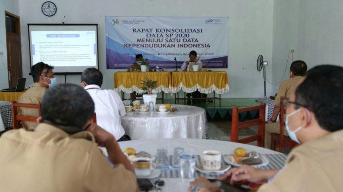 Kepala Dinas Kependudukan dan Catatan Sipil Kabupaten Tegal, Supriyadi atau yang kerap disapa Andi (kiri), saat acara Konsolidasi Data Sensus Penduduk 2020 di Rumah Makan Edna, Selasa (29/12/2020) kemarin.