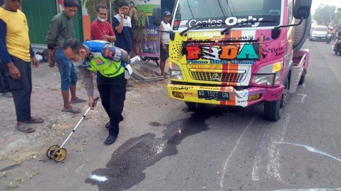 Polisi olah tempat kejadian seusai kecelakaan truk tangki bermuatan air vs sepeda motor di Jalan Sambirejo – Sragen tepatnya di depan warung minuman Segar, Ngarum RT 04 RW 02, Desa Ngarum, Kecamatan Ngrampal, Kabupaten Sragen, Kamis (1/9/2022).