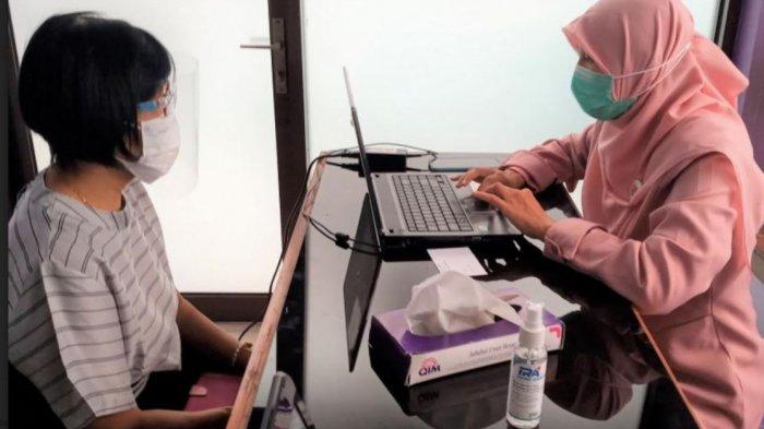 Sejumlah lansia sedang mengantre untuk menerima vaksin Covid-19 di RS QIM Batang, Senin (15/3/2021)