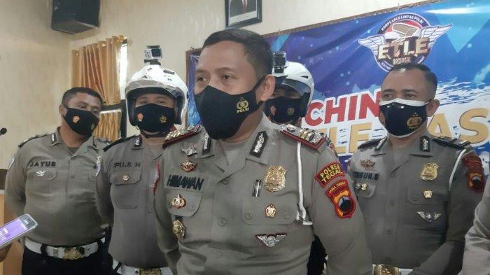 Launching Sistem E-Tilang atau E-TLE (Electronic Traffic Law Enforcement) berlokasi di ruang Prajagupta Polres Tegal, Selasa (23/3/2021). Adapun di wilayah Kabupaten Tegal baru satu titik yang terpasang kamera CCTV yaitu di lampu lalu lintas jalan MT. Haryono Slawi, Kabupaten Tegal. Selain dengan E-TLE kamera CCTV Satlantas Polres Tegal juga membekali kamera portabel ke masing-masing petugas yang dipasang di helm.