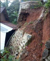 Talud yang berada di RT 6 RW 3 dan RT 5 RW 3 di Dusun Gunung Telu, Desa Kutorojo, Kecamatan Kajen, Kabupaten Pekalongan, Jawa Tengah longsor.