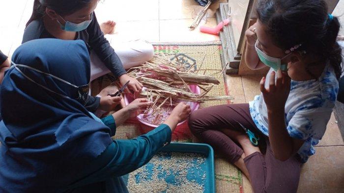 Mahasiswa KKN Undip 2021 Siti Rukoyah mengajak anak-anak membuat kaligrafi dari ampas tebu di Cranggang, Dawe, Kudus