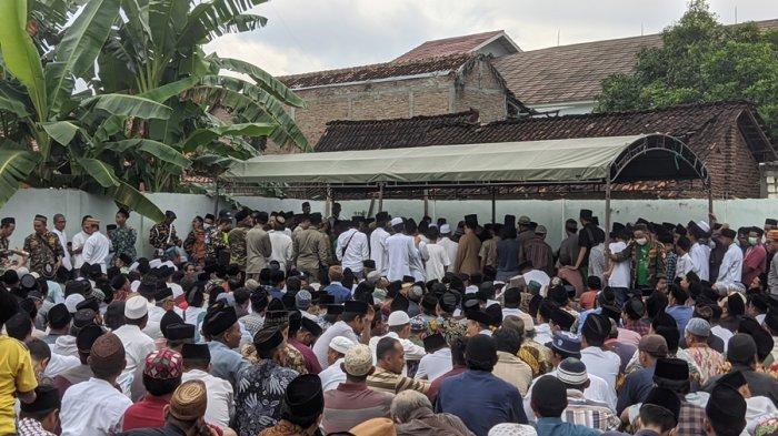 Prosesi pemakaman KH M Luthfi Thomafi di Desa Ngemplak, Kecamatan Lasem, Kabupaten Rembang, Kamis (9/6/2022) siang.