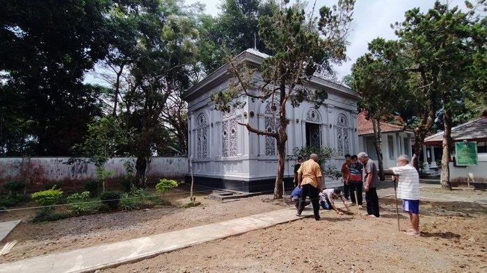 Pengurus Astana Girilayu mempersiapkan tempat pemakaman KGPAA Mangkunegara IX, Jumat (13/8/2021).