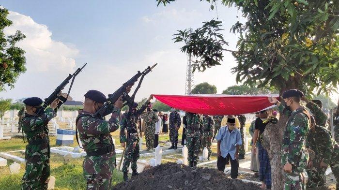 Pemakaman Mantan pejuang kemerdekaan RI asal Kota Tegal, almarhum Kopral (Purn) Bakrie, di Taman Makam Pahlawan Pura Kusuma Negara Kota Tegal, Sabtu (1/5/2021).
