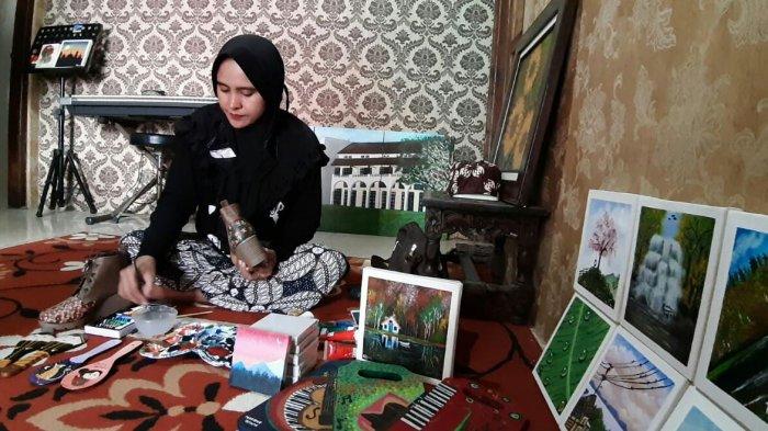 Marieke Kurnia Lestari (38), saat sedang melukis pesanan milik customer nya, Kamis (28/1/2021).