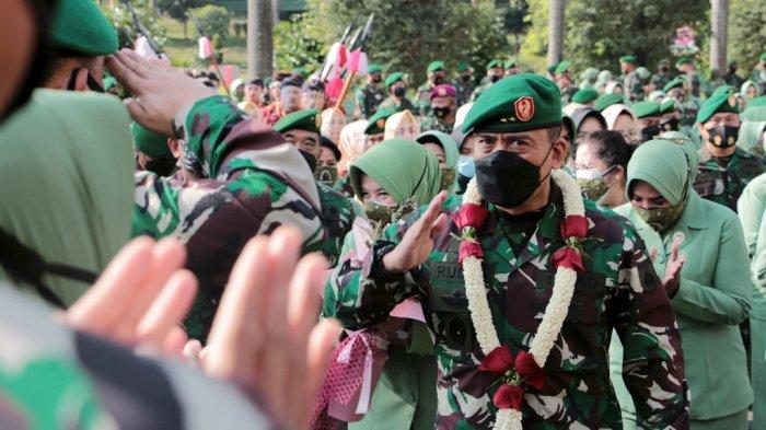 Mayjen TNI Rudianto berjalan di antara pasukan TNI AD di Komando Daerah Militer IV/Diponegoro Jalan Perintis Kemerdekaan, Watugong, Banyumanik, Semarang, Jawa Tengah, Sabtu (6/3/2021).