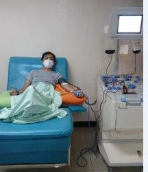 Penyintas Covid-19 mendonorkan plasma darah mereka untuk terapi konvalesen bagi penderita Covid-19 , di UDD PMI Jateng, Kota Semarang.