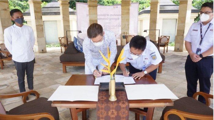 Kereta Api Pariwisata bekerja sama dengan PT Jawa Express Amanda Indah (Amanjiwo)dan menandatangani nota kesepahaman di Amanjiwo Magelang, Kamis (4/2/2021). (Istimewa)
Suasana di dalam kereta wisata dengan nuansa tematik khas Amanjiwo.