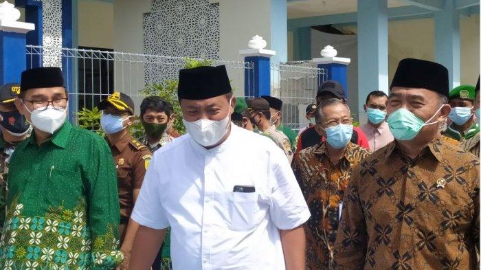 Menko PMK, Muhajir Effendy berbincang dengan Bupati Karanganyar Juliyatmono saat acara peresmian gedung aula dan ruang kelas MI Muhammadiyah Karanganyar, Jumat (19/2/2021).