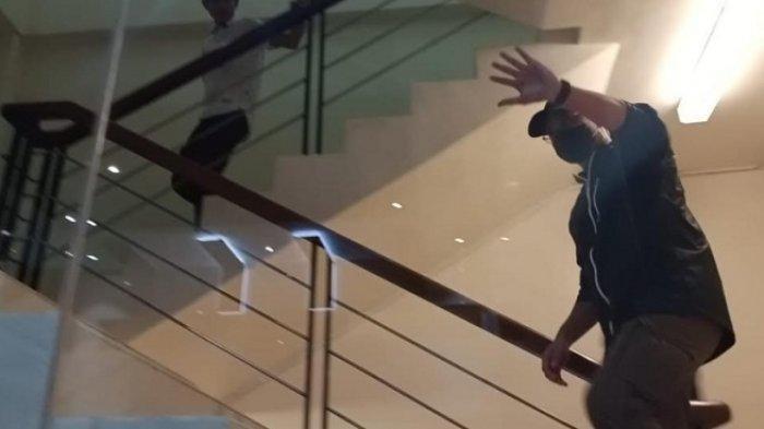 Tak lama ditetapkan sebagai tersangka kasus dugaan suap, Menteri Sosial Juliari P Batubara ditangkap KPK. Kedatangannya di Gedung Merah Putih KPK dikawal ketat, Minggu (6/12/2020).