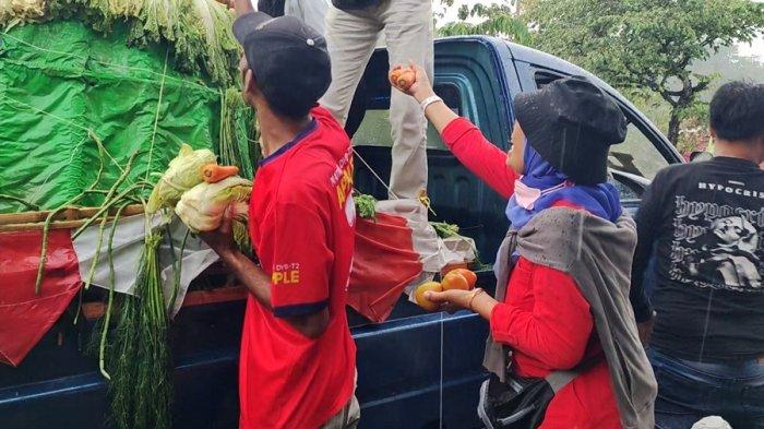 Warga Desa Muncar mengambil hasil sedekah bumi sebelum rayahan dimulai di wisata Ngidam Muncar, Kecamatan Susukan, Kabupaten Semarang, Minggu (2/10/2022).