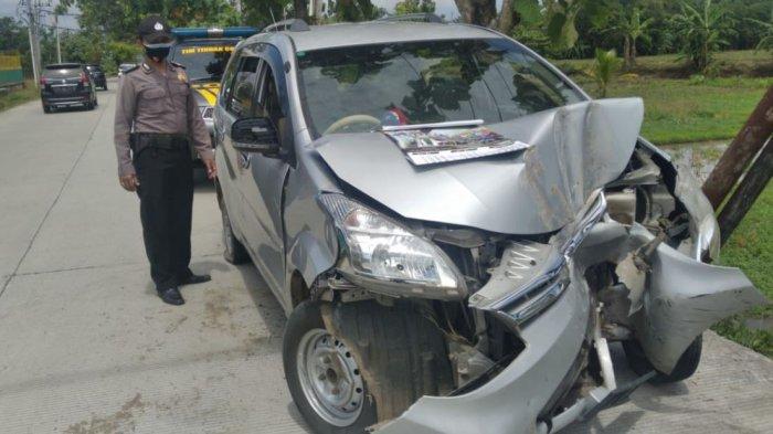 Minibus jenis Daihatsu Xenia yang membawa rombongan santri mengalami pecah ban di ruas jalan Desa Panican, Kecamatan Kemangkon, Kabupaten Purbalingga, Selasa (29/12/2020). Akibatnya mobil keluar jalur dan menabrak tiang telepon di pinggir jalan, pengemudi kendaraan dan sembilan penumpangnya mengalami luka.
