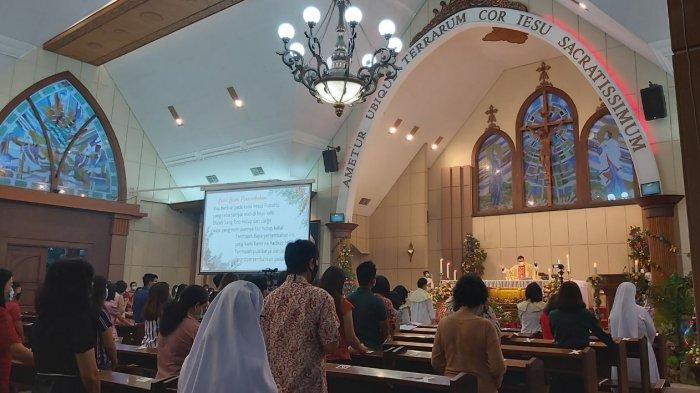 Sebanyak 150 jemaat mengikuti ibadah Misa Natal di Gereja Katolik Hati Kudus Yesus (HKY) Kota Tegal, Kamis (24/12/2020) malam.