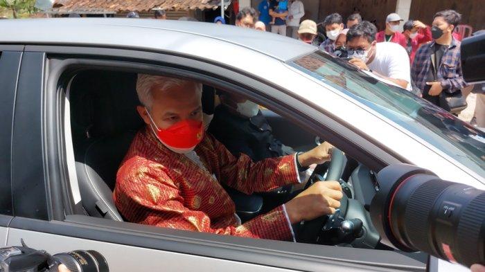 Gubernur Jawa Tengah, Ganjar Pranowo menjajal sekaligus mengecek mobil listrik saat launching penggunaan energi terbarukan di Desa Krendowahono, Kecamatan Gondangrejo, Kabupaten Karanganyar, Kamis (25/8/2022) siang.