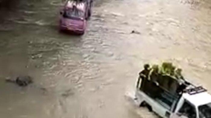 Mobil menyeberang melintasi Sungai Serang Kecamatan Sempor Kebumen