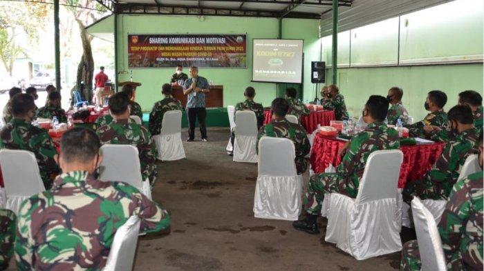 Motivator Nasional Dr Aqua Dwipayana saat memberikan motivasi kepada prajurit Kodim 0727 Karanganyar, Rabu (3/2/2021).