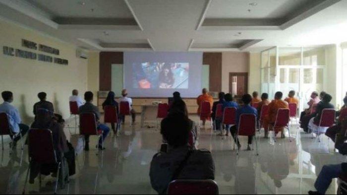 Kegiatan nobar film Gugur Gunung yang menceritakan sejumlah anak muda yang mencoba menghidupkan kembali wihara 2500 Buddha Jayanti di Wungkal Kasap, Kota Semarang.