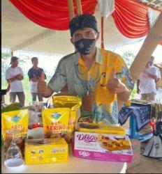 Sudrajat saat memperlihatkan produk olahan berbahan dasar singkong jarak towo.
