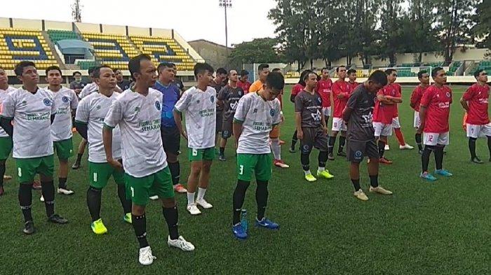 Komunitas Football Traveler (Ft) Kota Semarang saat kegiatan berolahraga di Stadion Citarum Kota Semarang.