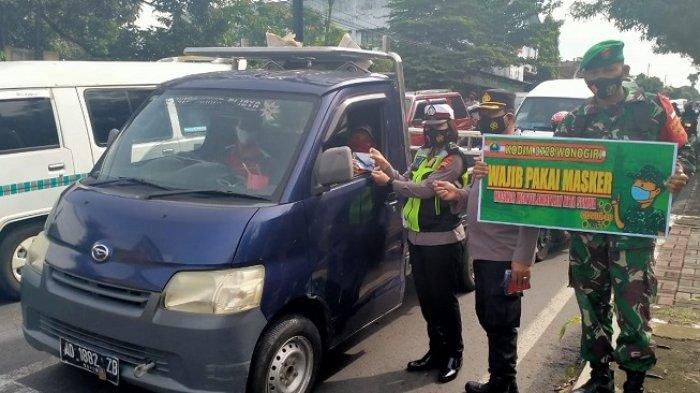 Operasi yustisi gabungan dalam rangka penerapan kebijakan Pemberlakuan Pembatasan Kegiatan Masyarakat ( PPKM) di hari ke lima ini Polres Wonogiri beserta jajarannya membagikan 6.750 masker.