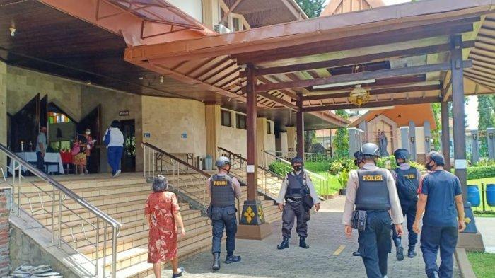 Kepolisian dari Polresta Banyumas saat melakukan penjagaan yang lebih ketat dan patroli di gereja Katedral Purwokerto, pada Minggu (28/3/2021).