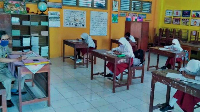 Pelaksanaan Penilaian Akhir Tahun (PAT) secara luring atau tatap muka di SDN Denasri Wetan 02, Batang, Senin (19/4/2021).