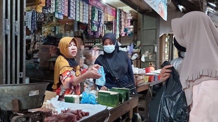 Pedagang tempe sedang melayani pembeli di Pasar Pagi Kota Tegal, Senin (8/2/2021).