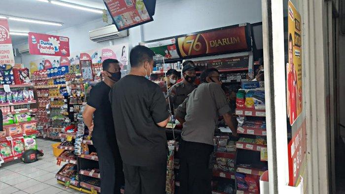 Anggota kepolisian saat mengecek rekaman CCTV di dalam minimarket wilayah Desa Gawanan Kecamatan Colomadu Kabupaten Karanganyar, Kamis (21/1/2021).