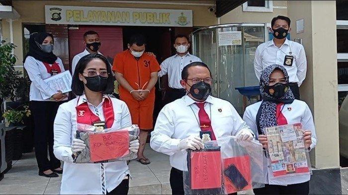 Pelaku pedofilia berinisial JN (22) oknum pengasuh sekaligus pengajar di salah satu Pondok Pesantren Kabupaten Ogan Ilir ditangkap Subdit IV Reknata Ditreskrimum Polda Sumsel, Rabu (15/9/2021).