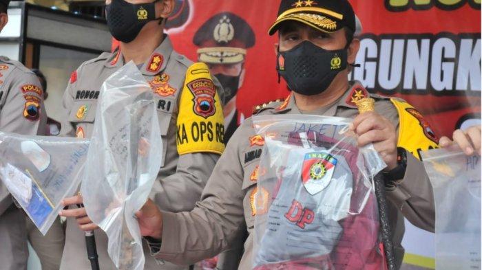 Kapolda Jawa Tengah Irjen Pol Ahmad Luthfi menunjukkan barang bukti berupa sabit yang digunakan Sumani (43) untuk membunuh Anom Subekti beserta istri, anak, dan cucunya, Kamis (11/2/2021).